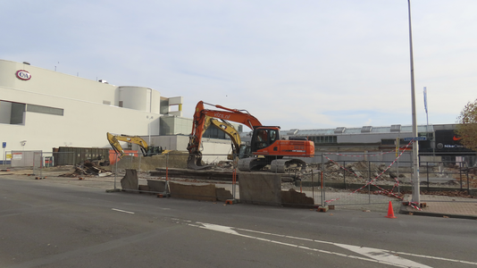 902126 Gezicht op de sloop van de zuidwesthoek van Shoppingcenter Overvecht op de hoek van de Seinedreef en de ...